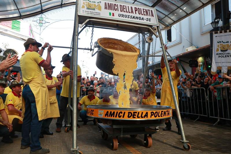 Tombo da Polenta anima Festa da Gastronomia em Nova Veneza