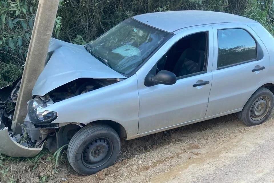 Motorista fica ferida após colidir carro contra poste