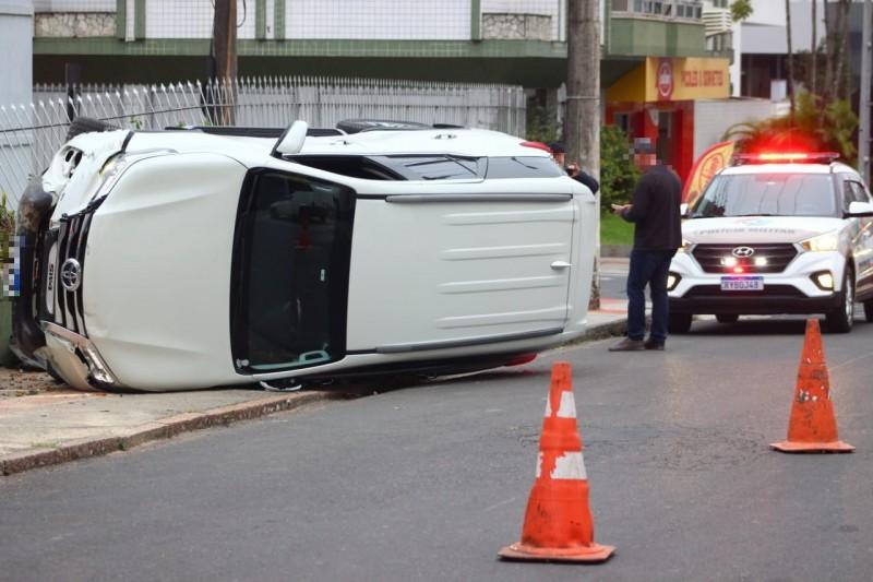 Motorista fica ferida após colisão no Centro de Criciúma