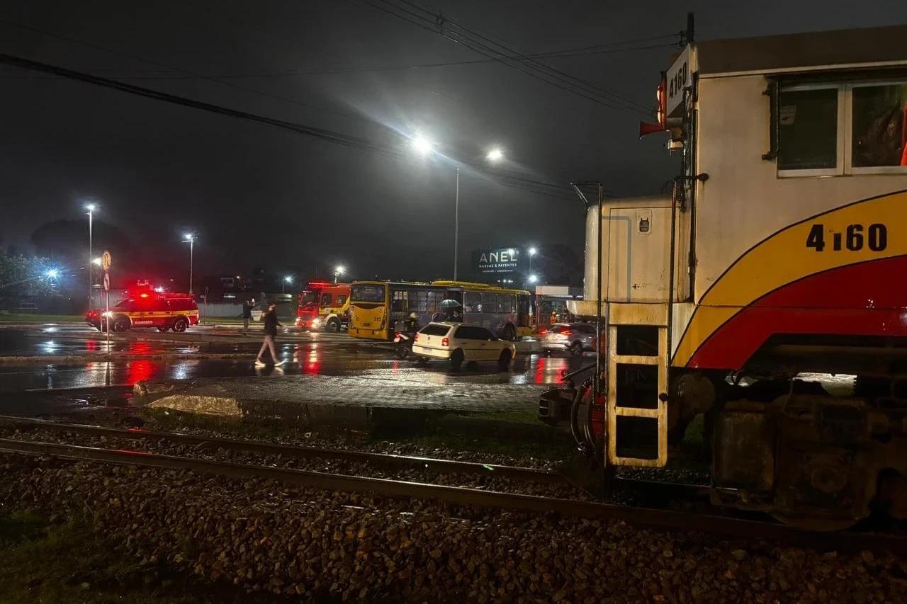 Colisão entre trem e ônibus deixa jovem ferida em Criciúma