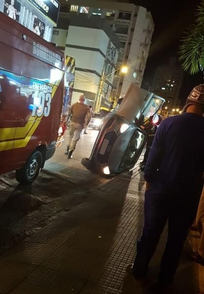 Veículo tomba na rua Joaquim Nabuco, em Criciúma