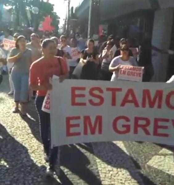 VÍDEO: Sem salários, trabalhadores do Hospital Regional de Araranguá protestam