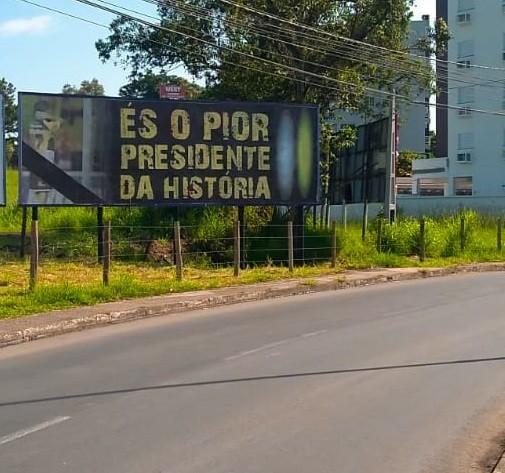 Protesto: outdoor contra presidente Jaime Dal Farra é colocado em Criciúma