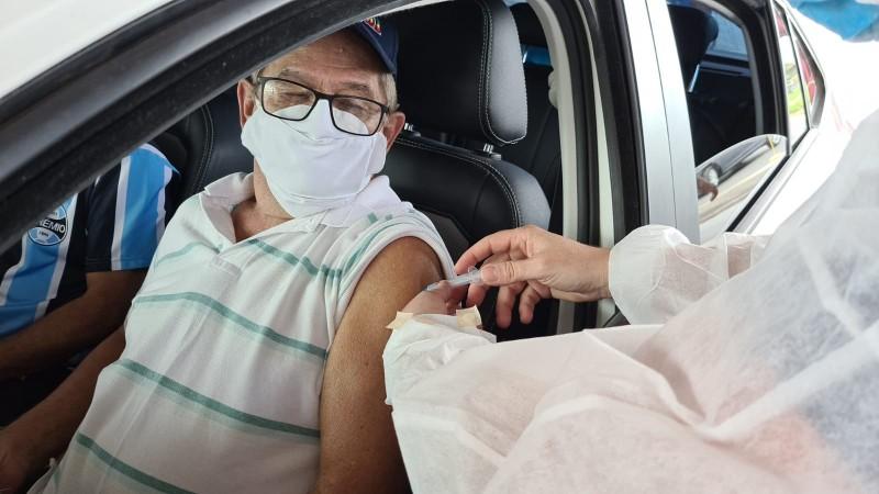 Sexta tem drive thru de vacinação para idosos de 65 e 64 anos em Sombrio
