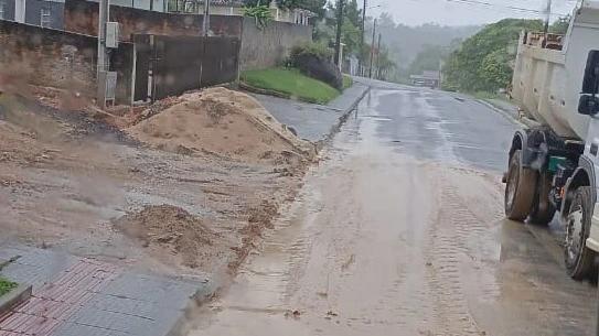 Cocal do Sul reforça limpeza de bocas de lobo após volume expressivo de chuva