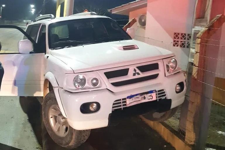 Carro colide em muro de residência após perder o controle da direção
