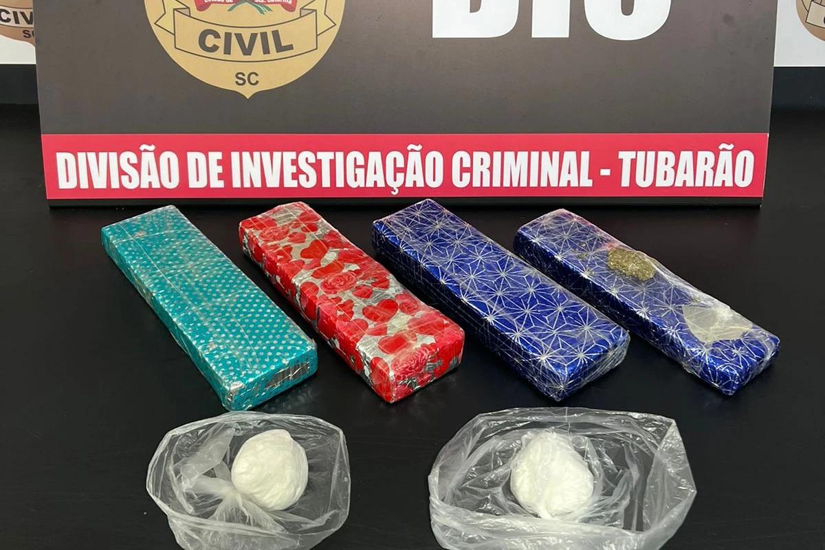 Dupla suspeita de tráfico é presa com três quilos de maconha