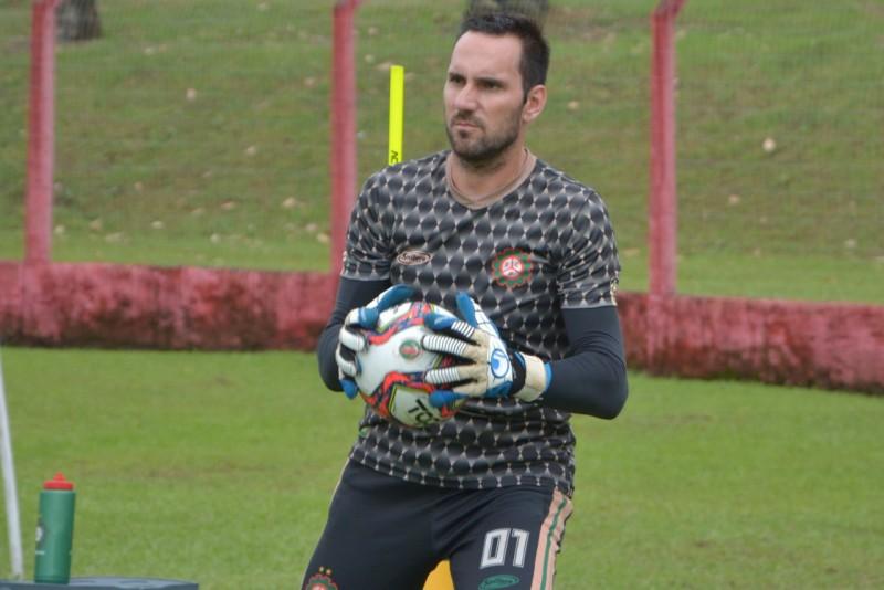 Roberto ameniza responsabilidade exclusiva da defesa pelos gols sofridos pelo Próspera
