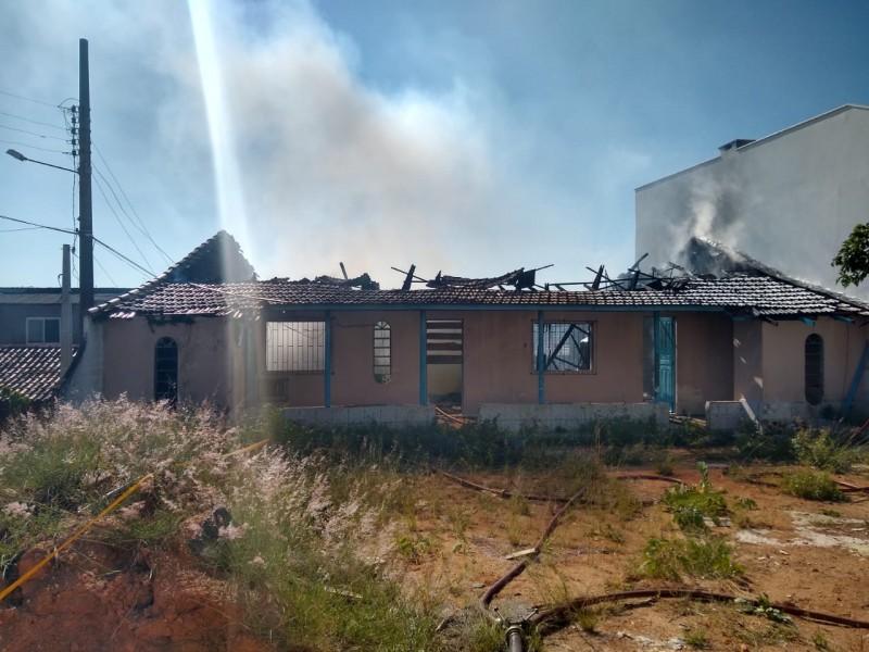 Incêndio atinge residência desabitada em Tubarão