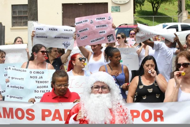 Profissionais da saúde realizam protesto irônico contra o Isev 