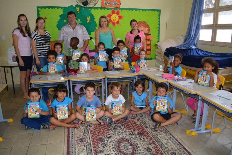 Alunos das creches municipais recebem agendas escolares