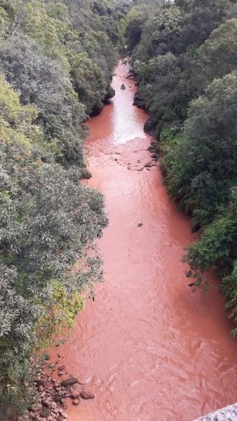 Água do rio Mãe Luzia em Treviso muda de cor e preocupa moradores