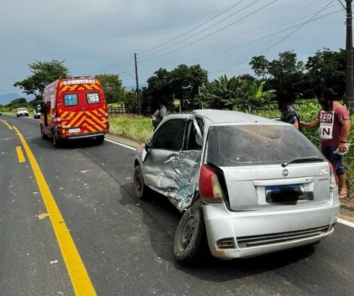 Colisão entre carro e caminhão deixa motorista ferido em Jacinto Machado