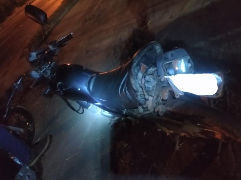 Motociclista se desequilibra e cai após passar sobre tachão
