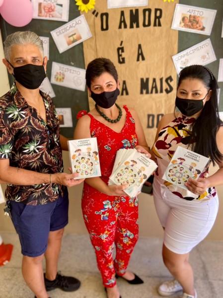 CDs musicais educativos e livretos são entregues em escolas de Criciúma