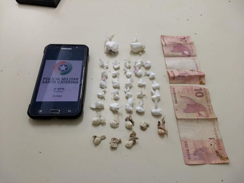 Polícia Militar apreende envolvidos em tráfico de drogas em Criciúma