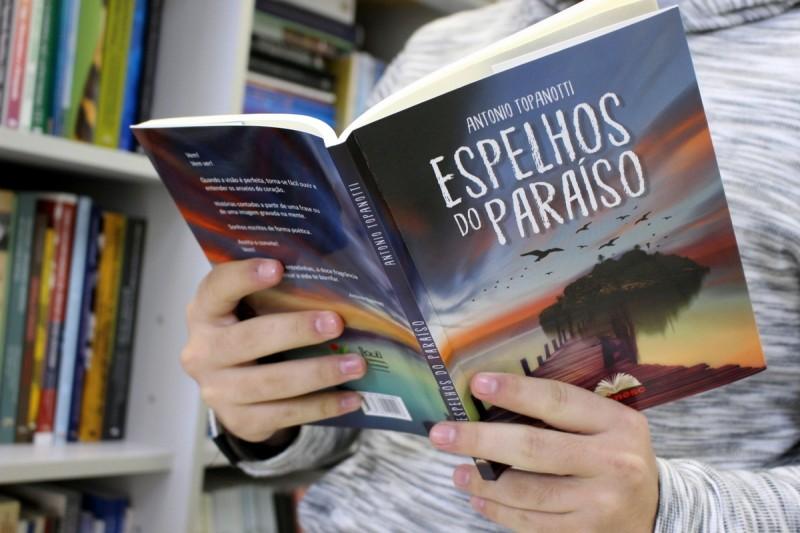 Editora Unesc recebe Antonio Topanotti para lançamento da obra 'Espelhos do Paraíso'