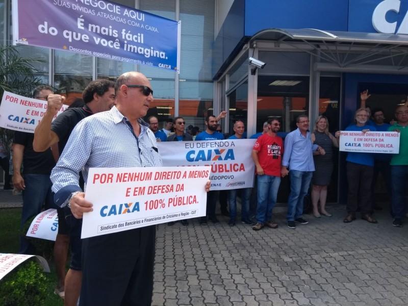 VÍDEO: Bancários realizam protesto contra a privatização