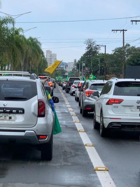 Manifestantes fazem carreata em Criciúma 
