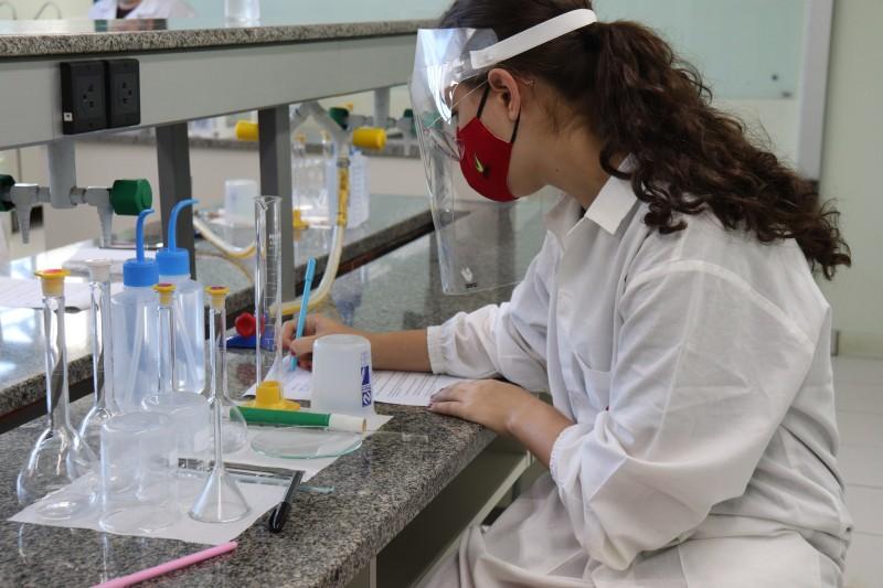 Alunos do Colégio Unesc são desafiados a produzir álcool 70%