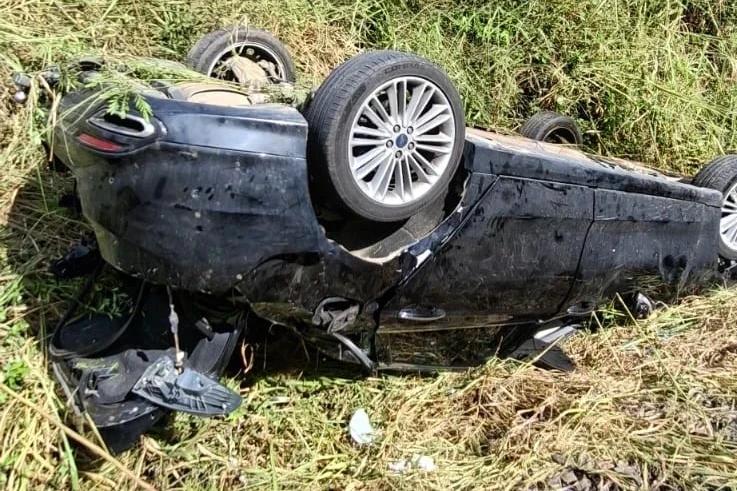 Carro capota às margens do trilho do trem em Urussanga