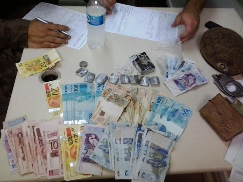 PM apreende adolescentes que vendiam droga em matagal, em Criciúma