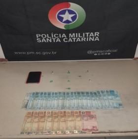 Homem é preso por tráfico de drogas após ser abordado com porções de cocaína em Turvo