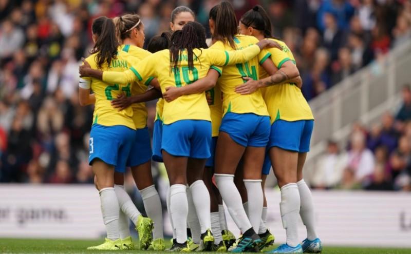 Com gols de Debinha, Brasil vence a Inglaterra por 2 a 1