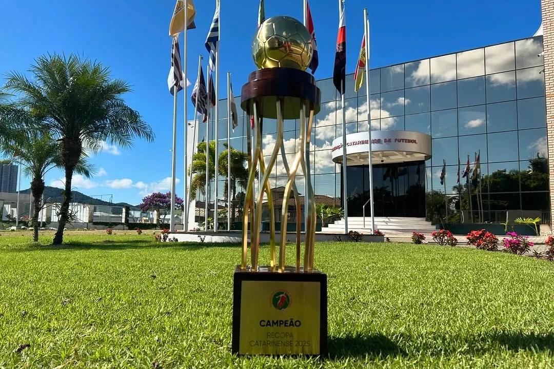 Federação Catarinense de Futebol revela a taça da Recopa Catarinense