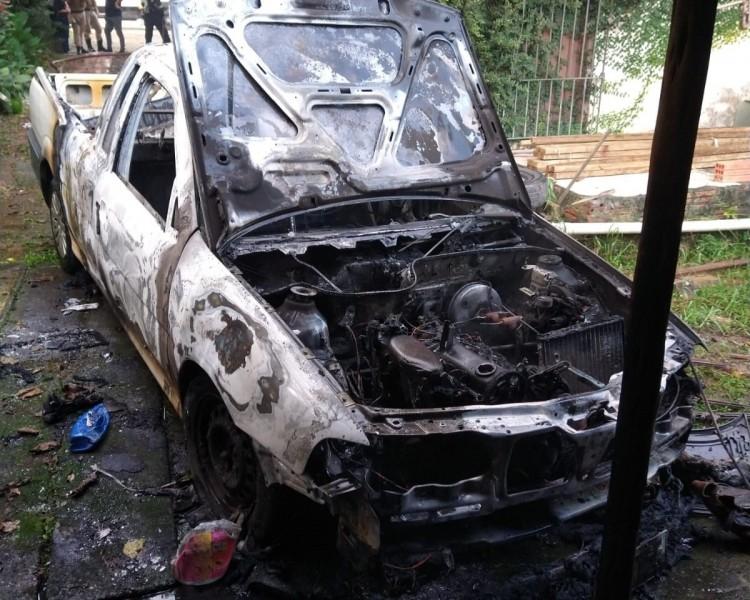 Carro é destruído por incêndio em Criciúma