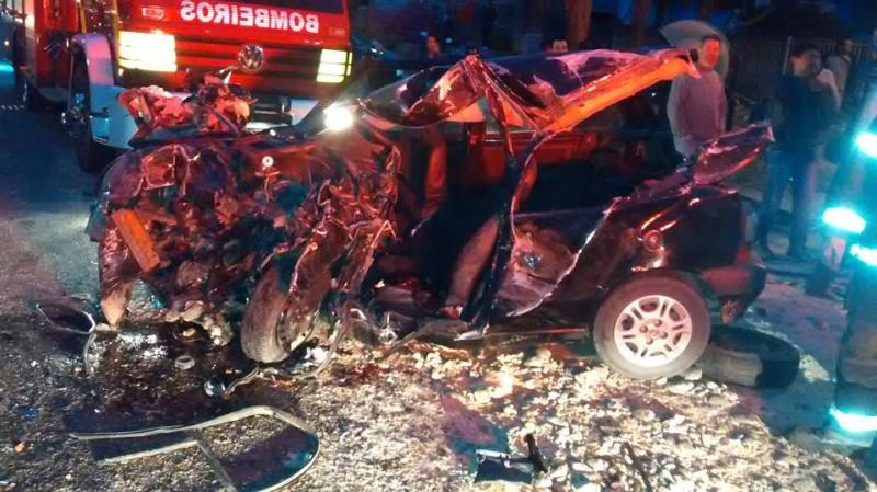 Colisão frontal entre carro e caminhão mata jovem com 22 anos 
