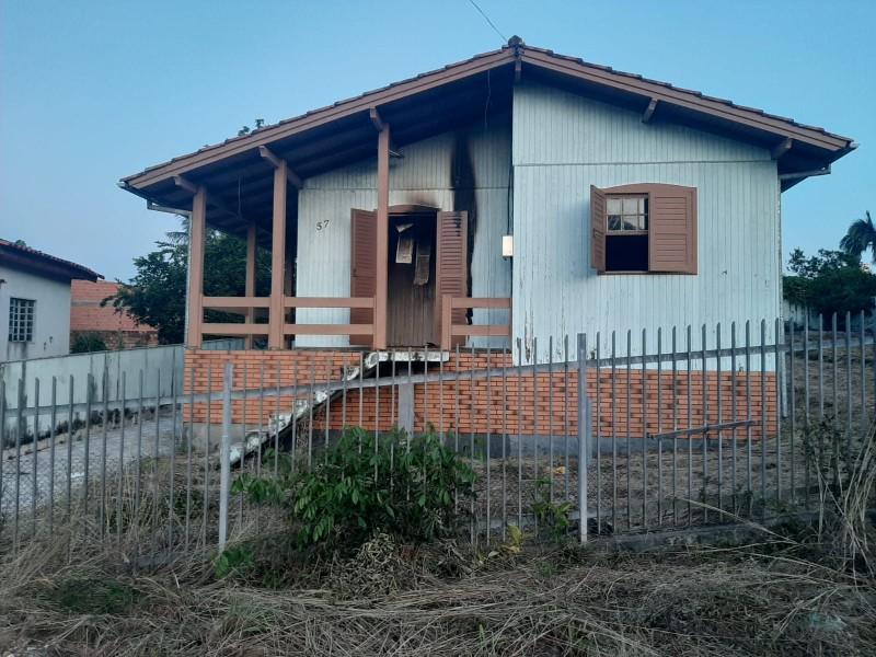 Populares combatem incêndio em residência no município de Cocal do Sul