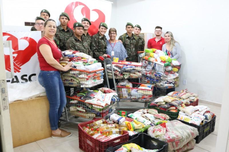 28º GAC entrega alimentos arrecadados na apresentação da Banda Sinfônica do Exército Brasileiro