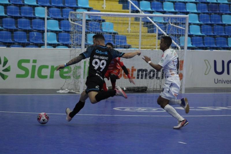 Tubarão Futsal vence o Pato e está nas oitavas