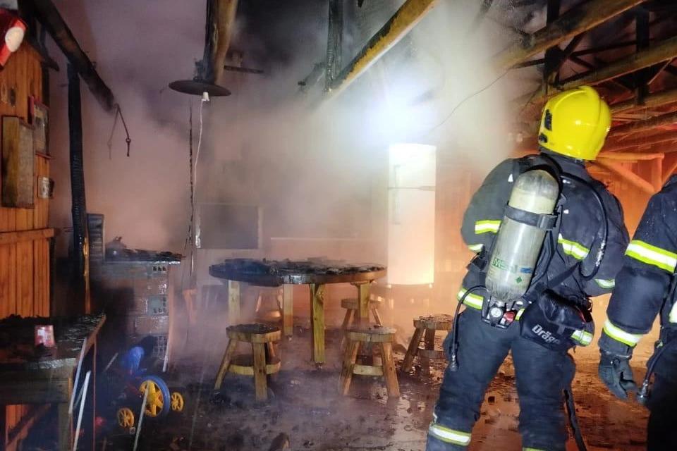 Incêndio atinge garagem de residência nesta madrugada