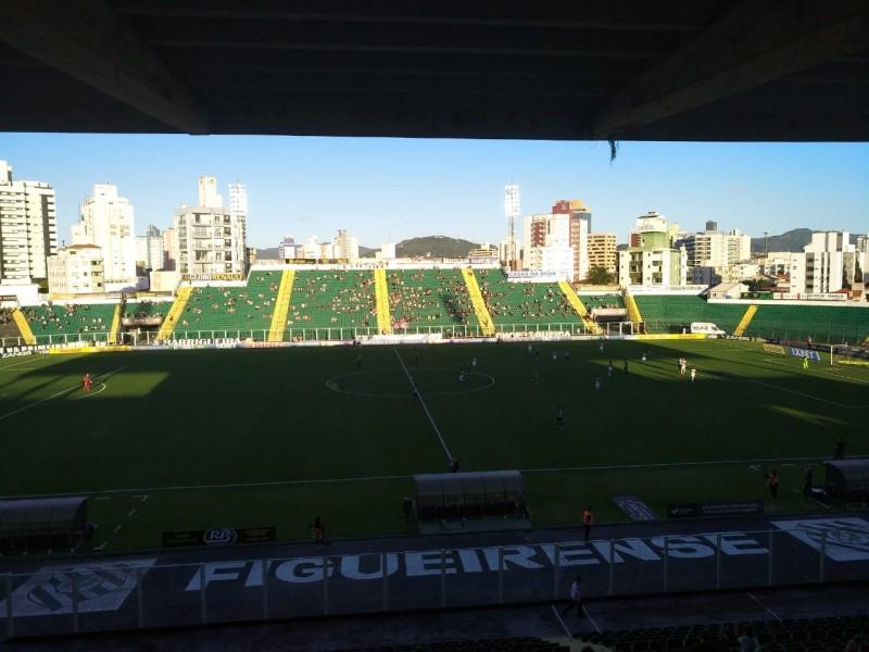 Criciúma vira o jogo no primeiro tempo, mas sofre a virada no segundo e perde o clássico