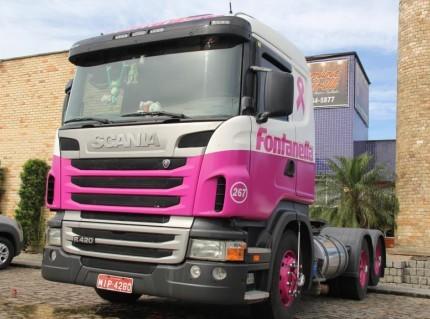 Fontanella pinta caminhão de rosa em campanha contra o câncer de mama
