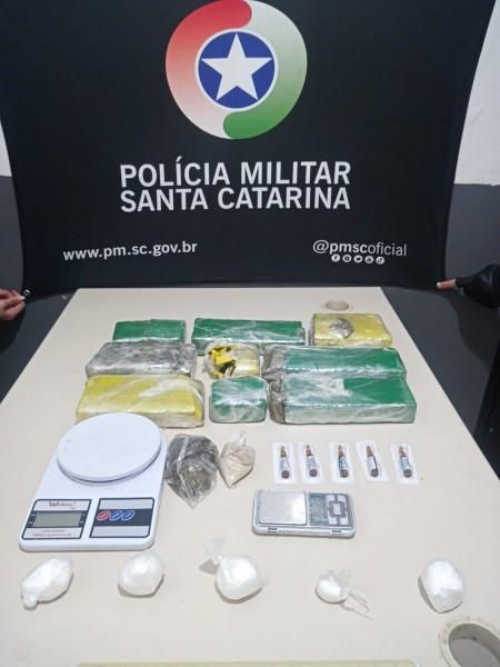 Polícia Militar apreende drogas, pássaro 'trinca-ferro' e frascos de sulfato de morfina