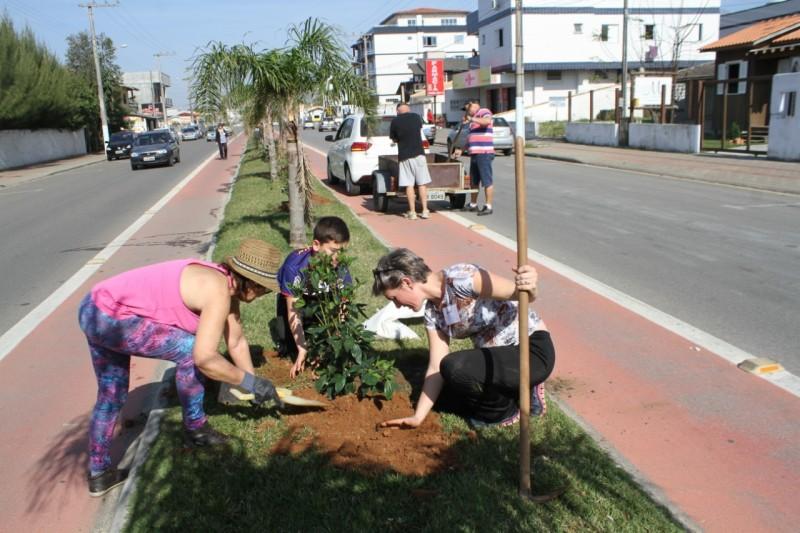 Voluntários se preparam para chegada da primavera no Balneário Rincão