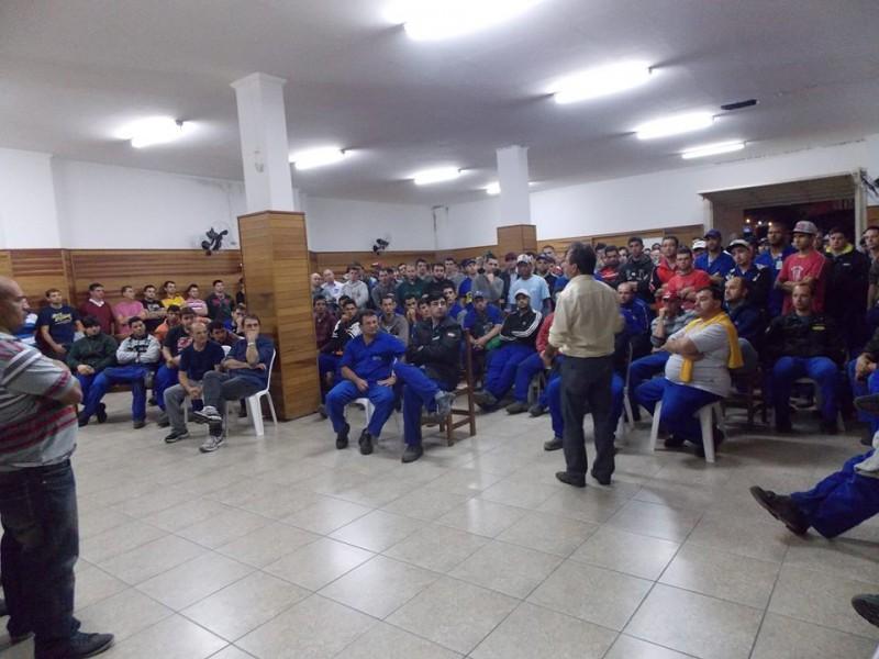 Melhora a proposta e metalúrgicos aceitam 10,31% descartando greve