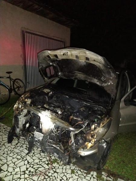 Veículo é parcialmente destruído por incêndio no bairro Laranjinha em Criciúma