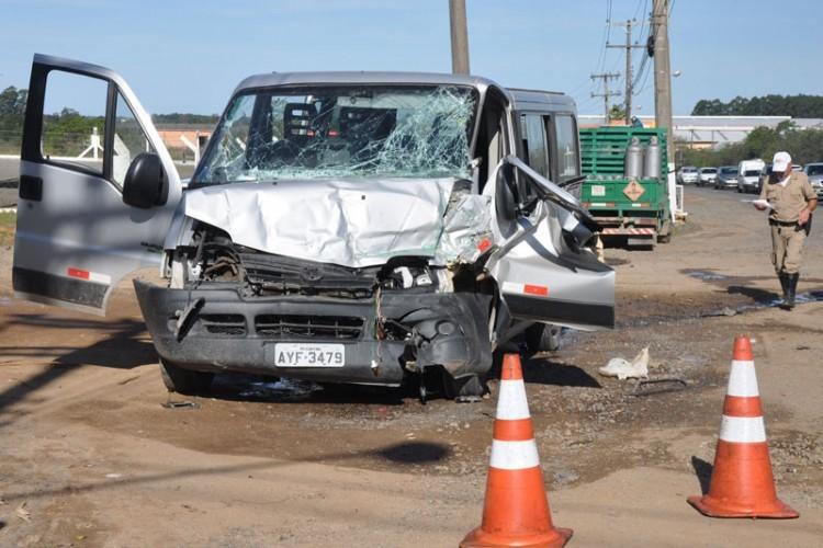 Motorista fica preso nas ferragens após acidente em Içara