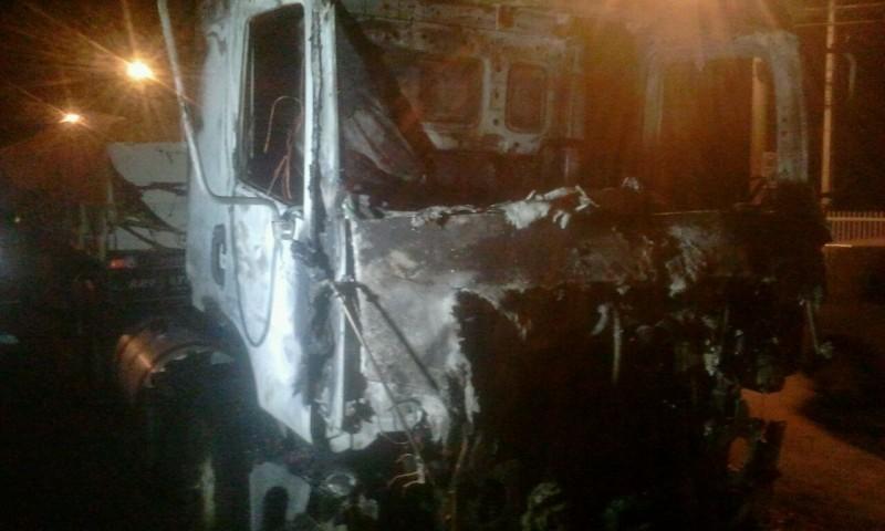 Cabine de caminhão é incendiada e destruída