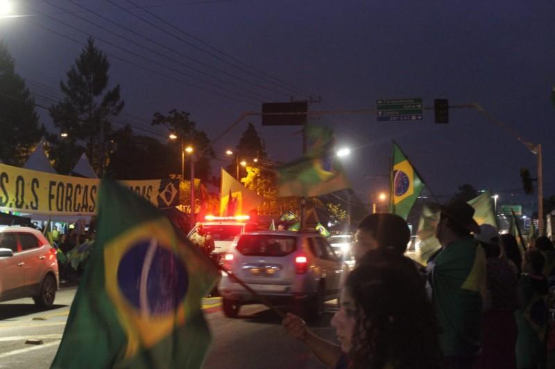 Manifestantes continuam acampados em frente ao 28º GAC