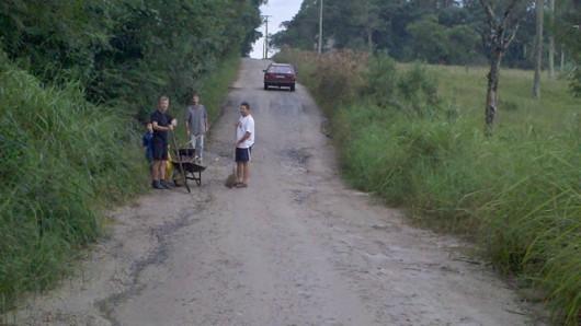 Moradores decidem tapar buracos