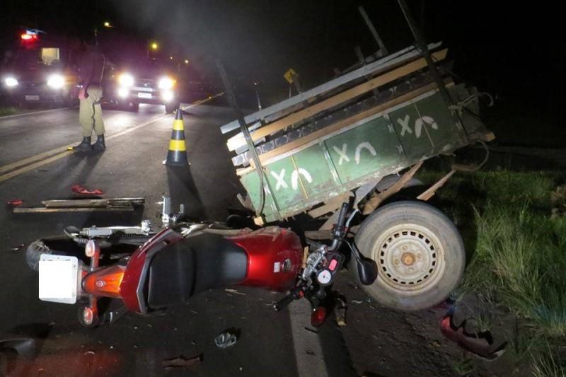 Motociclista morre ao colidir de frente em carroça