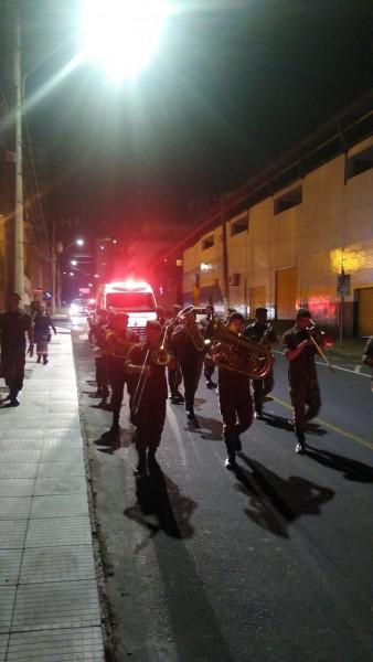 Banda do 28º GAC percorre ruas de Criciúma em comemoração ao Dia do Exército Brasileiro