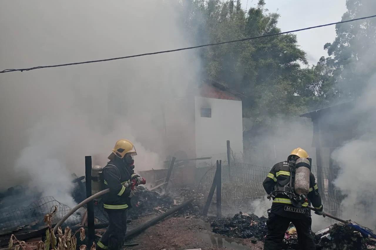 Residência de madeira é destruída por incêndio em Tubarão