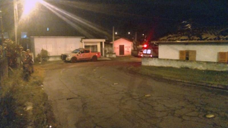 Homem é encontrado morto com ferimentos de arma de fogo em Criciúma 