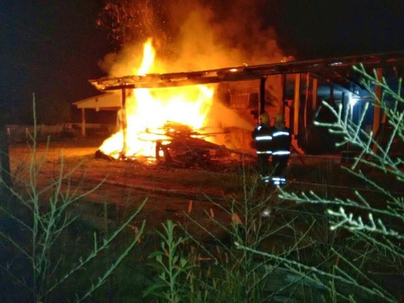 Estoque de madeira de cerâmica é destruído em incêndio